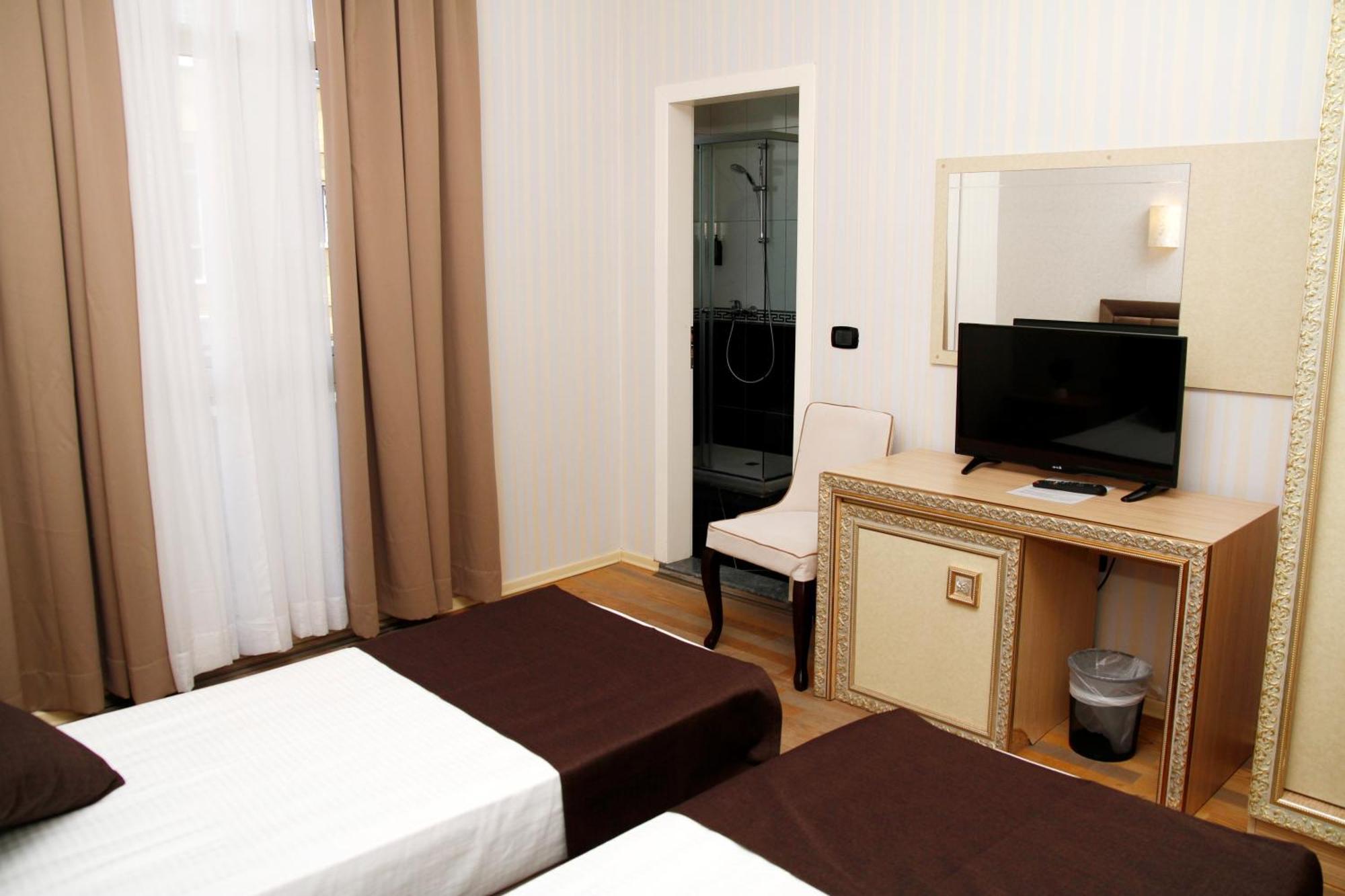 Amh Hotel Durres Exterior photo